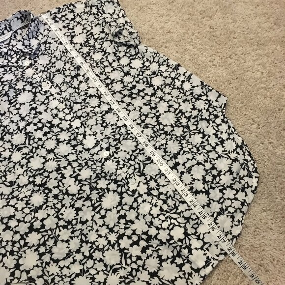 Denver Hayes B&W Floral Chiffon Flutter Sleeve Tie Hem Button Up Blouse - Picture 15 of 16